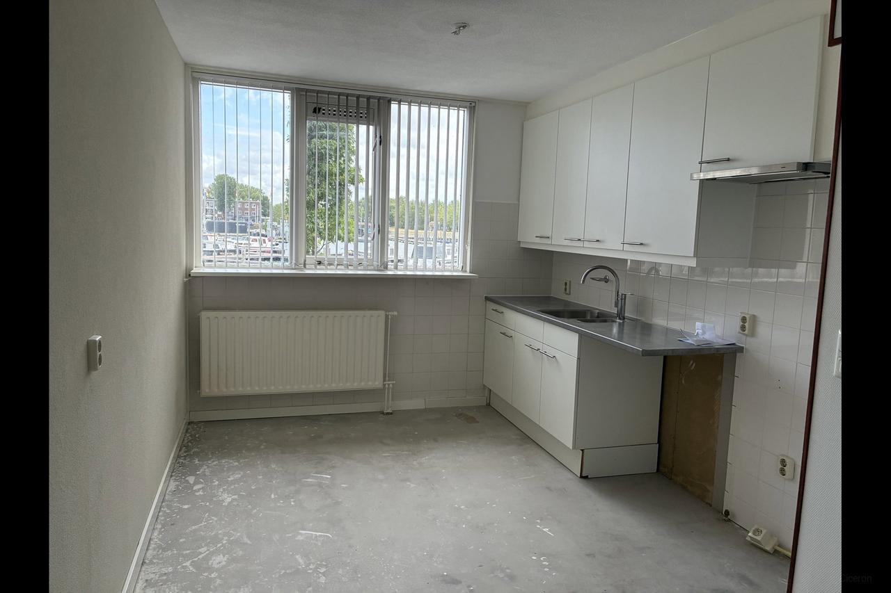 103 m² of living space with marina views - Image 5