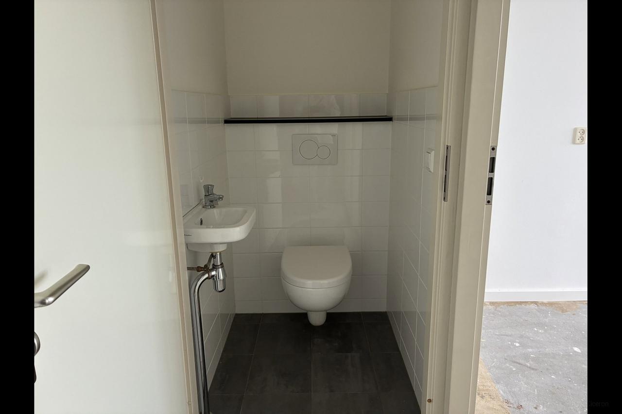 103 m² of living space with marina views - Image 6