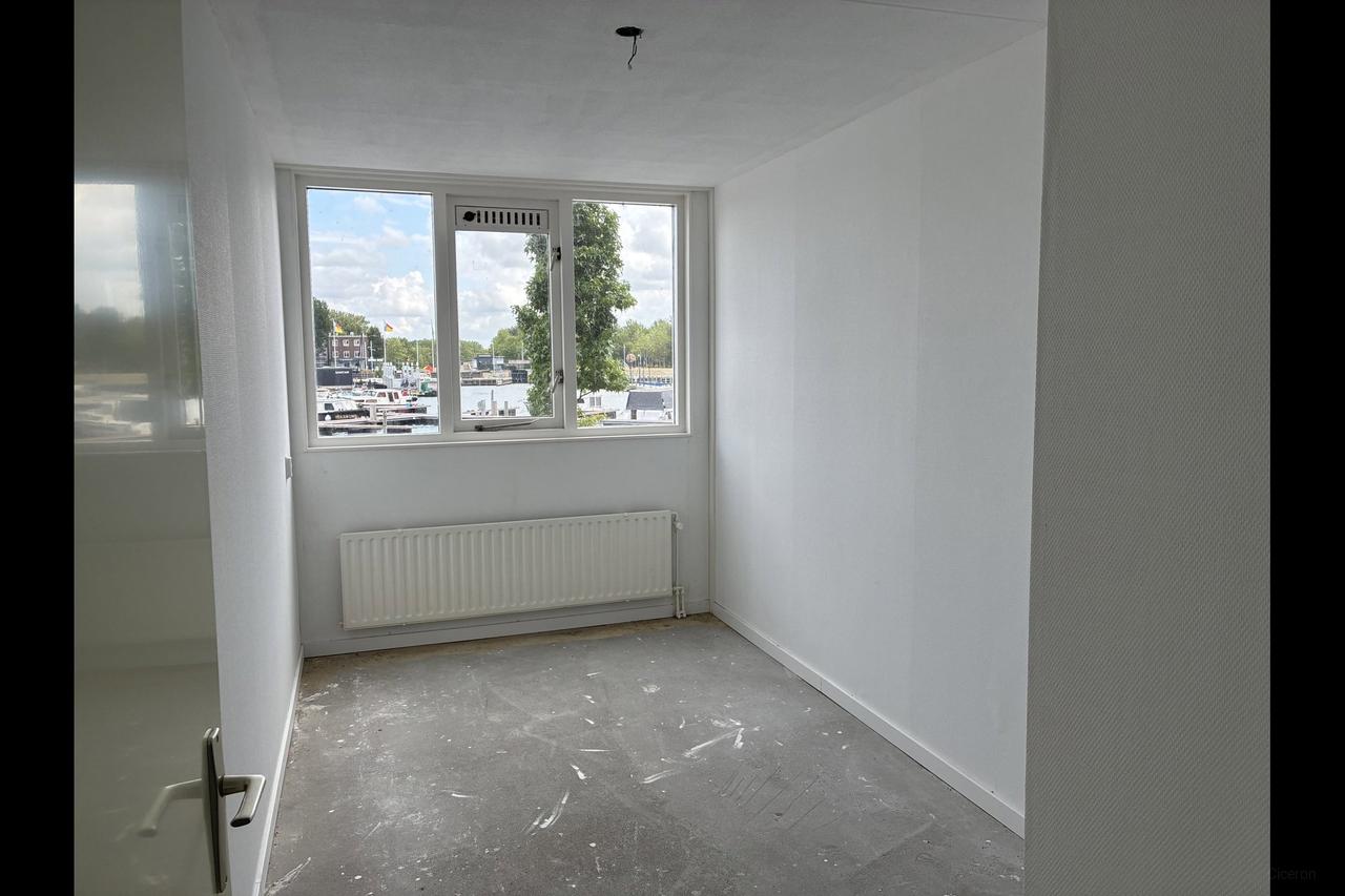103 m² of living space with marina views - Image 7
