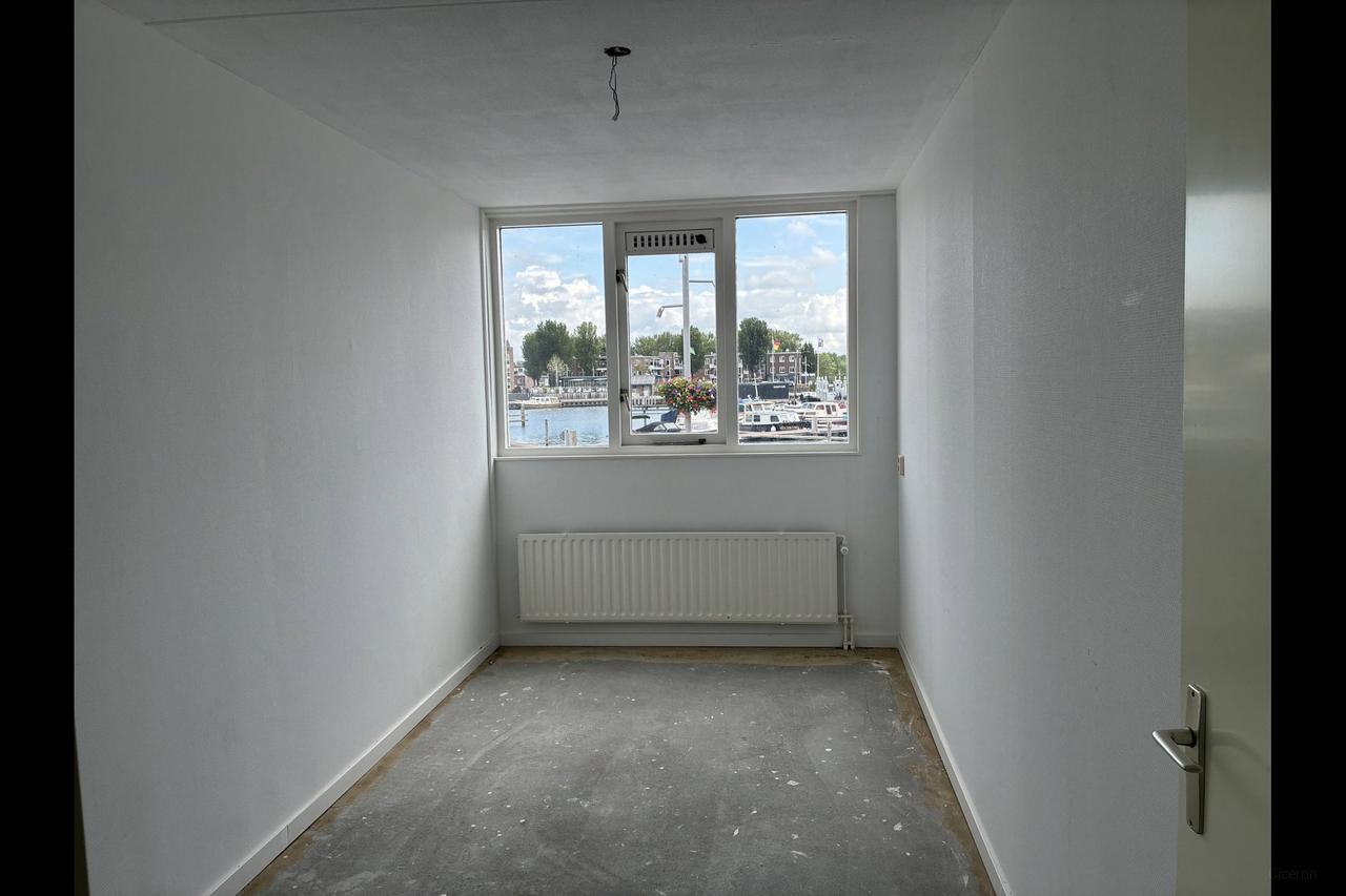 103 m² of living space with marina views - Image 8