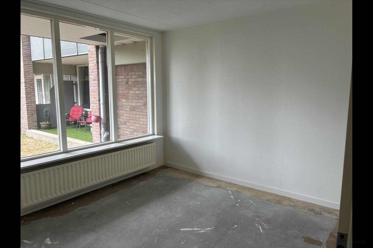 103 m² of living space with marina views - Image 11