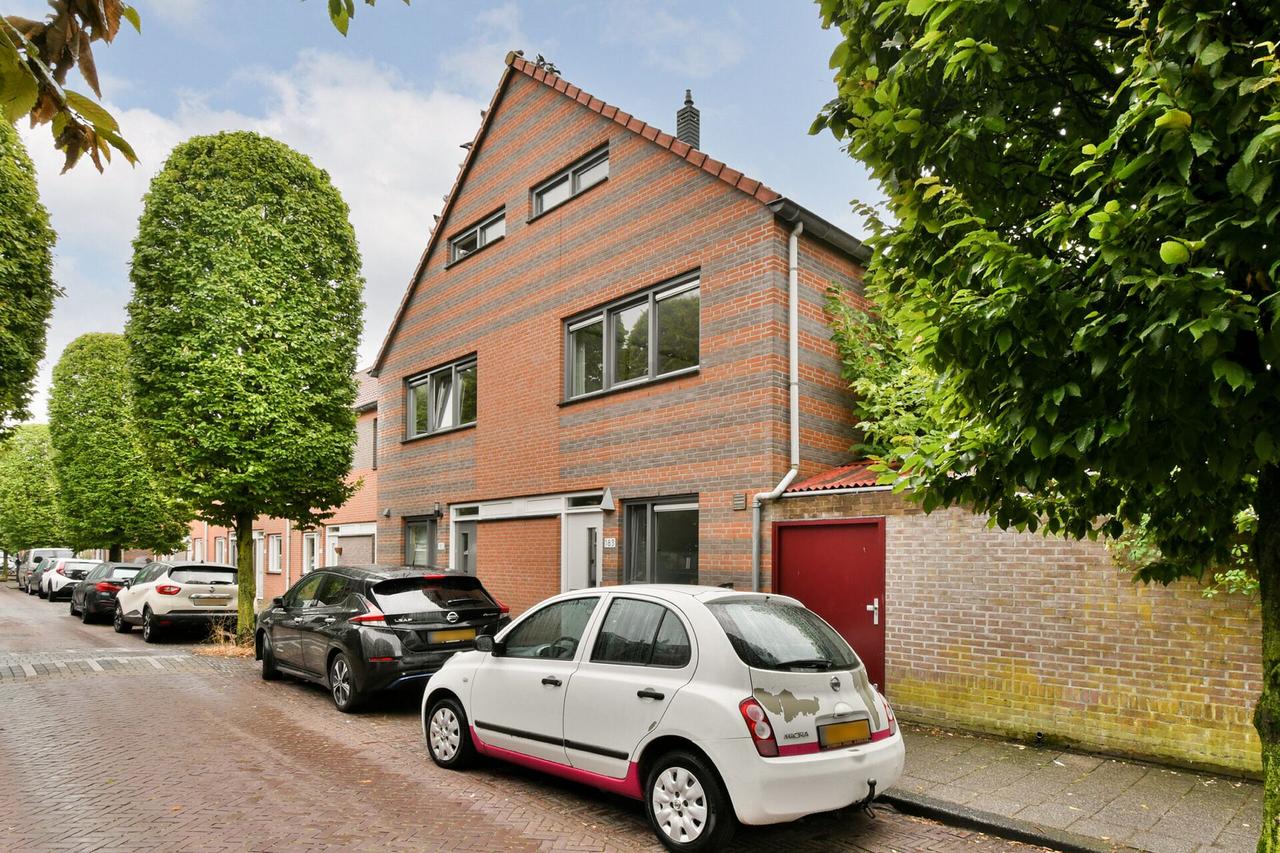 Four bedrooms and a south-facing garden - Image 1