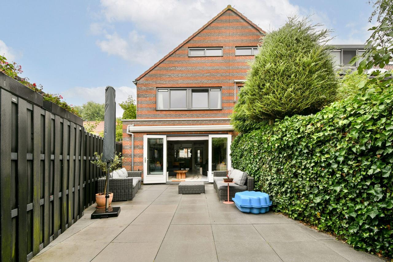 Four bedrooms and a south-facing garden - Image 2