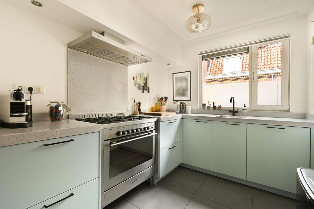 Four bedrooms and a south-facing garden - Image 7