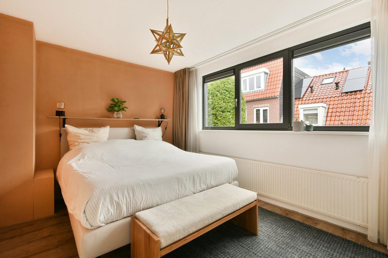 Four bedrooms and a south-facing garden - Image 9