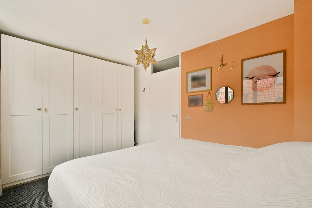 Four bedrooms and a south-facing garden - Image 10