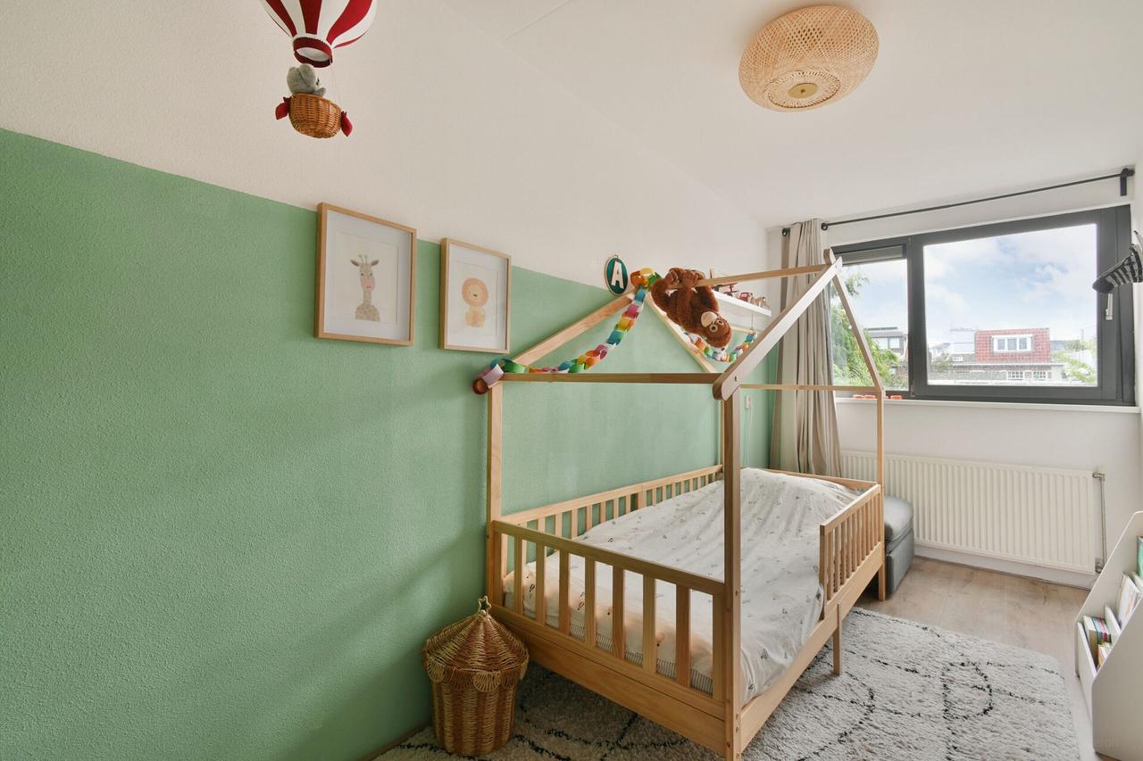 Four bedrooms and a south-facing garden - Image 11