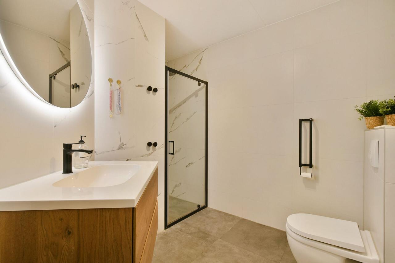 Four bedrooms and a south-facing garden - Image 13