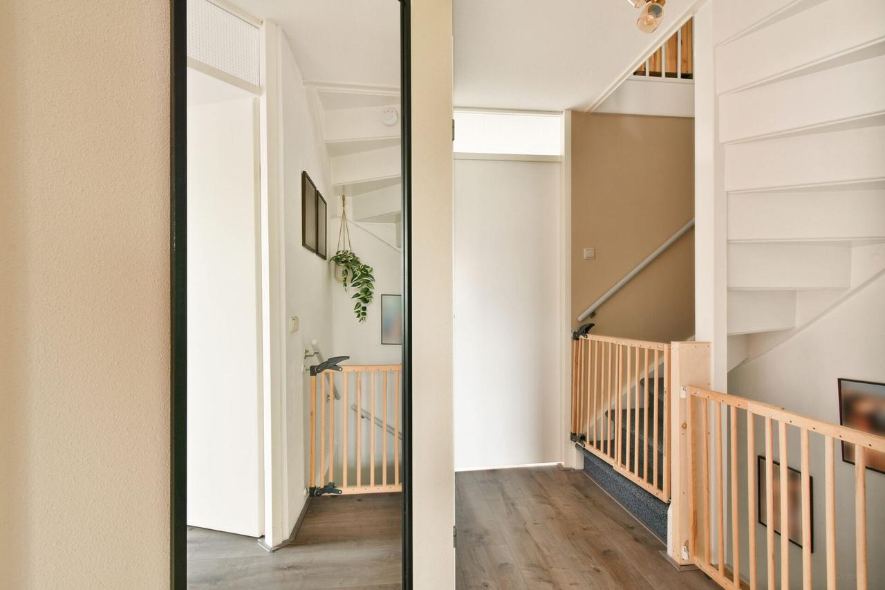 Four bedrooms and a south-facing garden - Image 15