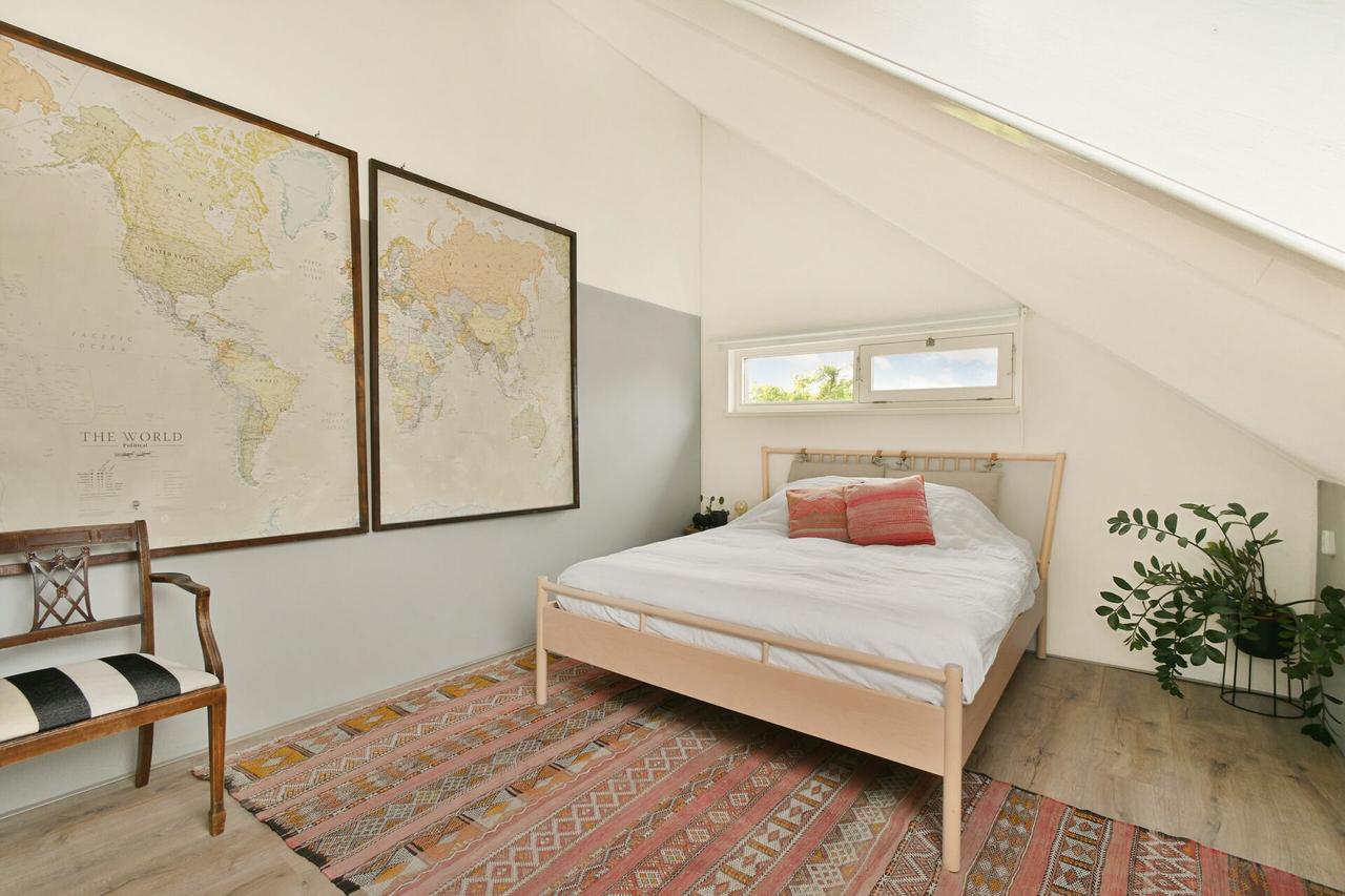 Four bedrooms and a south-facing garden - Image 16