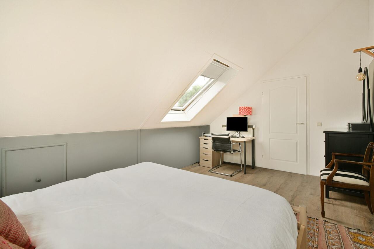Four bedrooms and a south-facing garden - Image 17