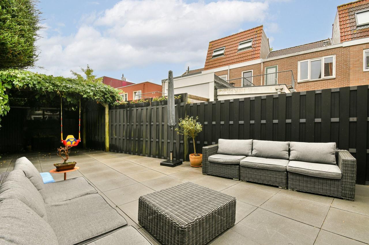 Four bedrooms and a south-facing garden - Image 19