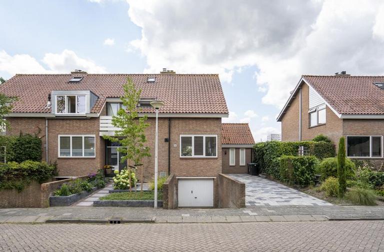 Five bedrooms, garden and private garage - Image 39