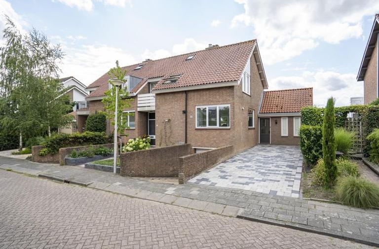 Five bedrooms, garden and private garage - Image 40