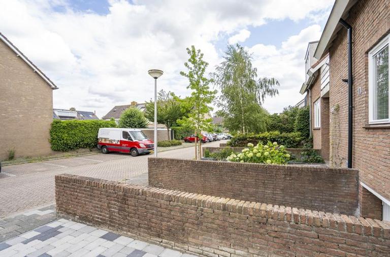 Five bedrooms, garden and private garage - Image 41
