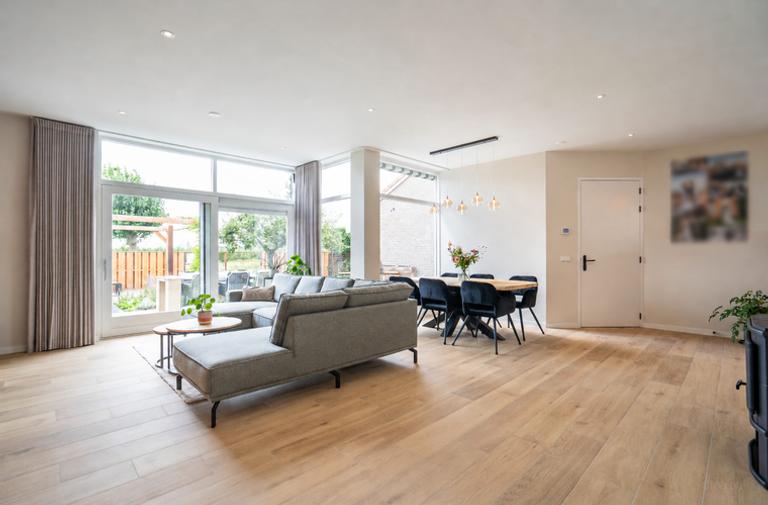 Five bedrooms, garden and private garage - Image 42