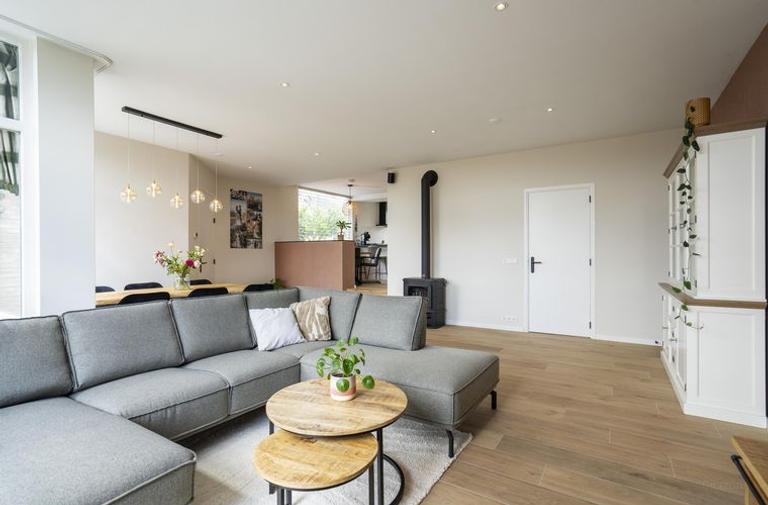 Five bedrooms, garden and private garage - Image 43