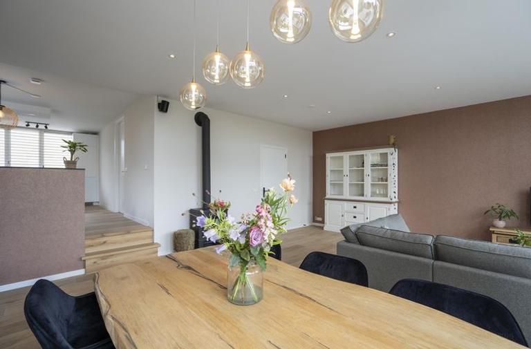 Five bedrooms, garden and private garage - Image 46