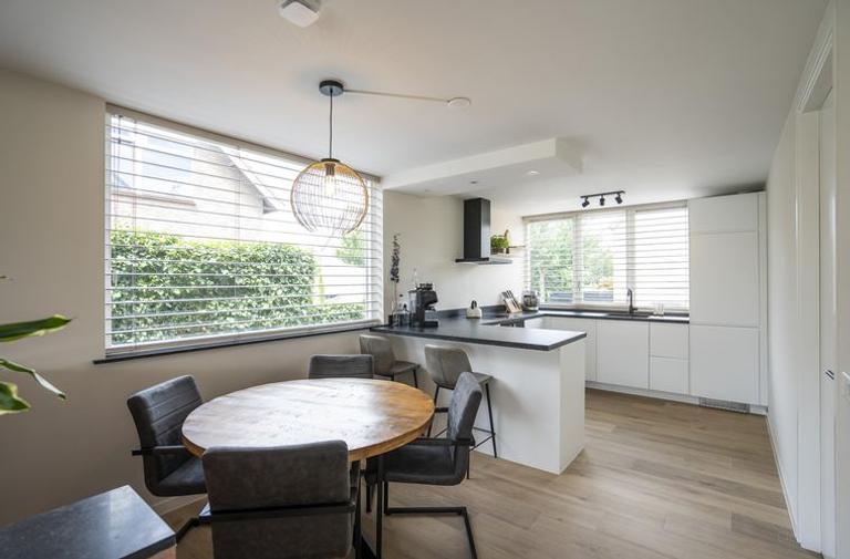 Five bedrooms, garden and private garage - Image 47