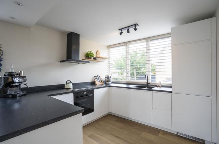 Five bedrooms, garden and private garage - Image 49