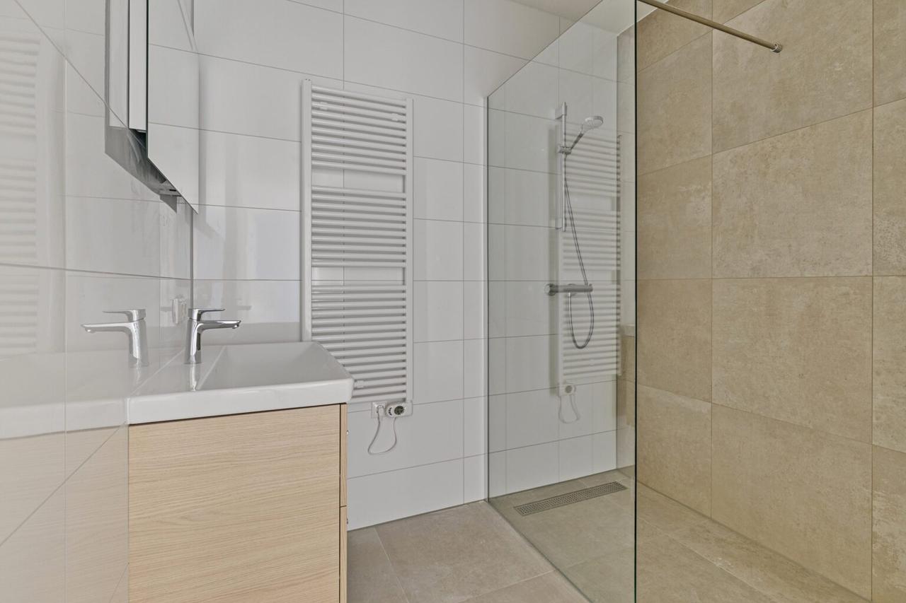 Licht driekamerappartement met stadsuitzicht - Afbeelding 11