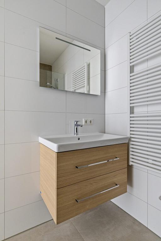 Licht driekamerappartement met stadsuitzicht - Afbeelding 12