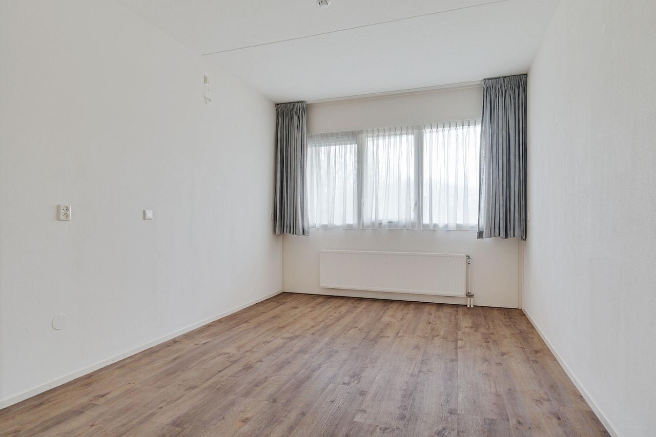 Sunny 55+ apartment with open views - Image 2