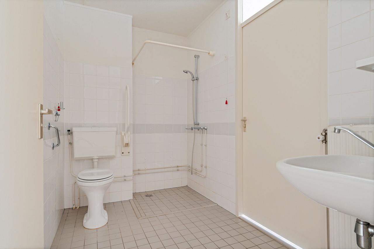 Sunny 55+ apartment with open views - Image 6