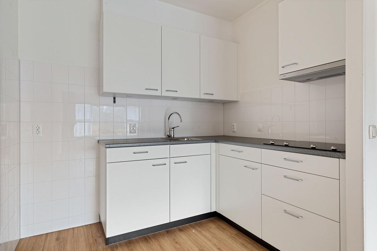 Sunny 55+ apartment with open views - Image 7