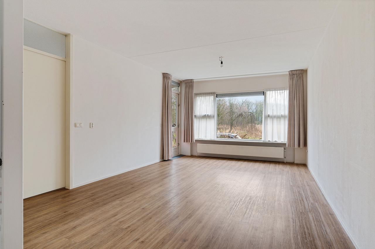 Sunny 55+ apartment with open views - Image 8