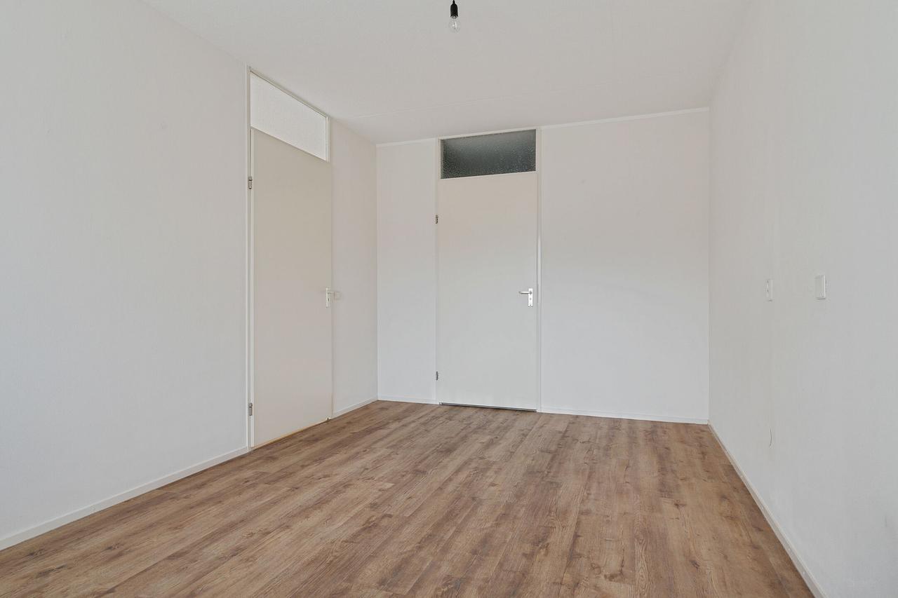Sunny 55+ apartment with open views - Image 11