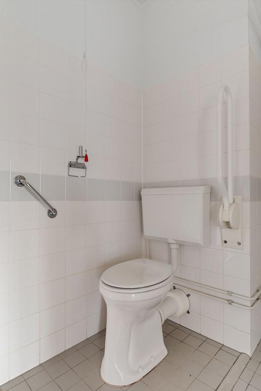 Sunny 55+ apartment with open views - Image 14
