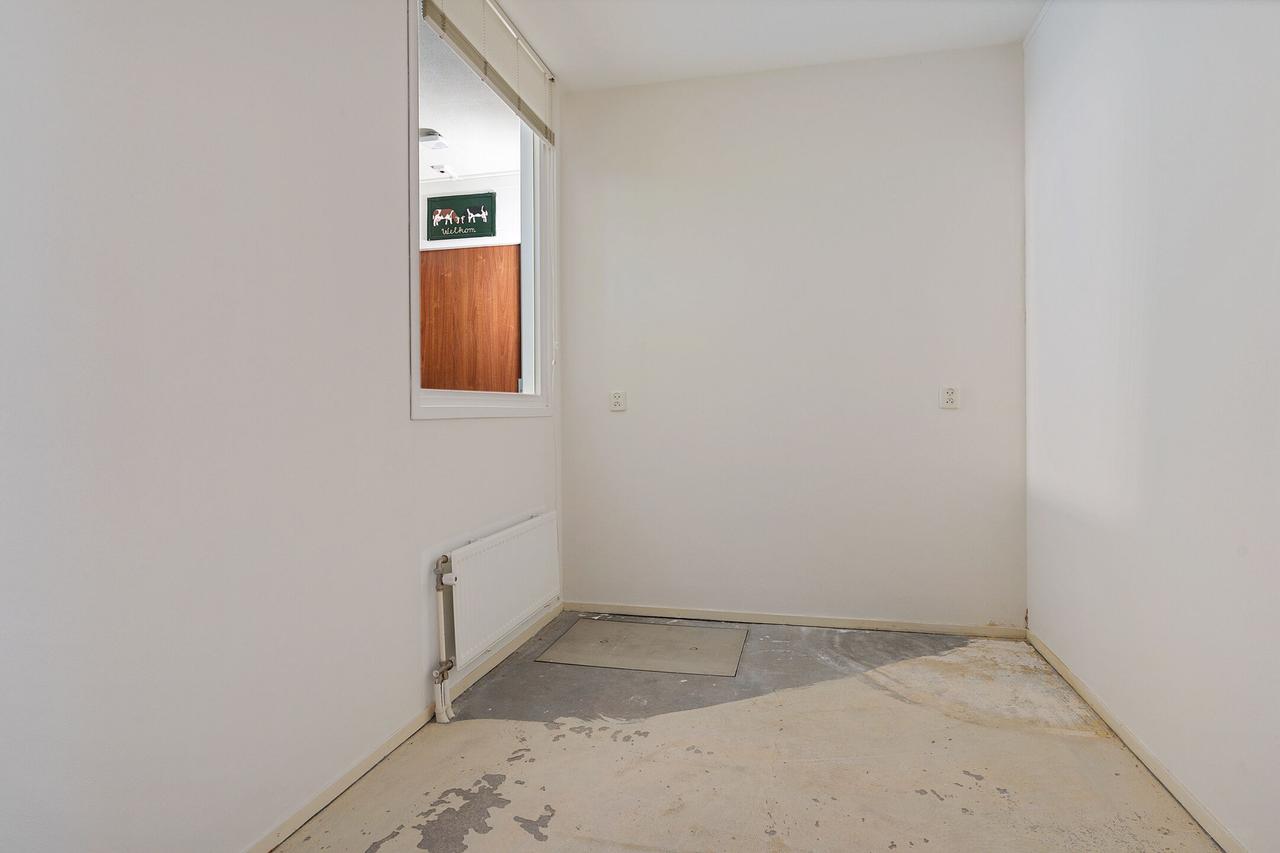 Sunny 55+ apartment with open views - Image 16