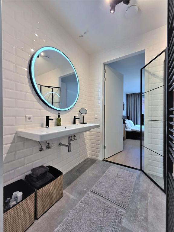 Furnished 1-Bedroom Apartment with Balcony - Image 20