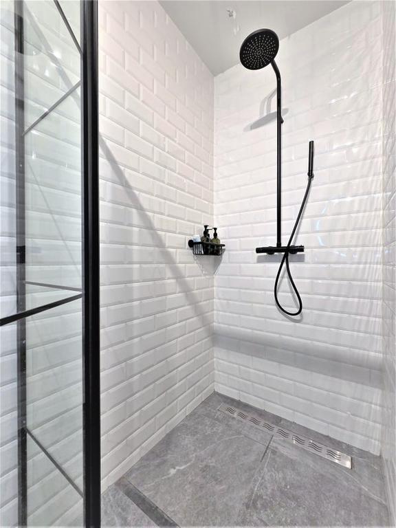 Furnished 1-Bedroom Apartment with Balcony - Image 21