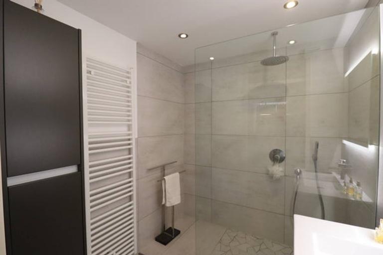 Furnished Corner Apartment with Balcony - Image 16