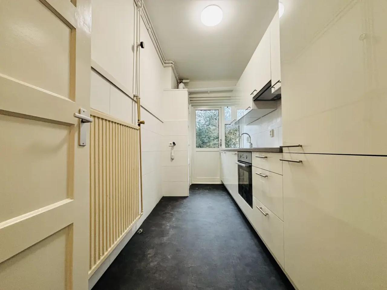 84 m² and Three Bedrooms in Oud-Rijswijk - Image 3