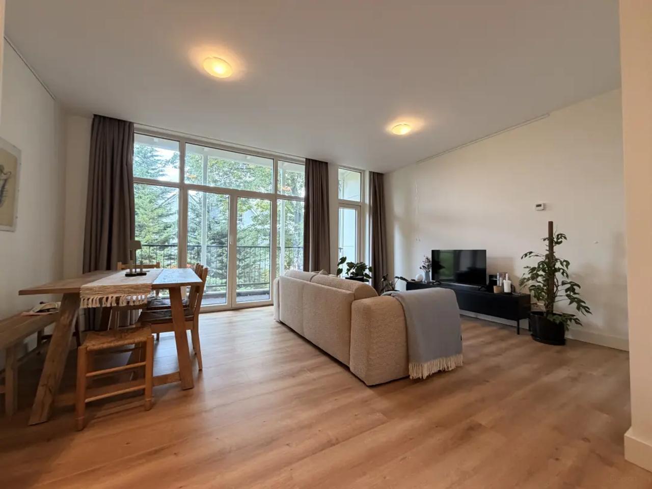 Licht 3-kamerappartement met balkon - Afbeelding 1