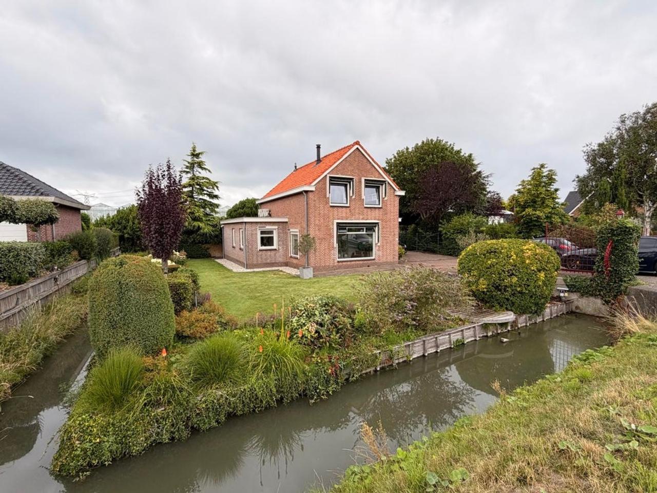 Detached living with private mooring - Image 1