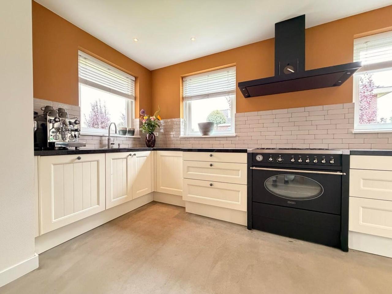 Detached living with private mooring - Image 10