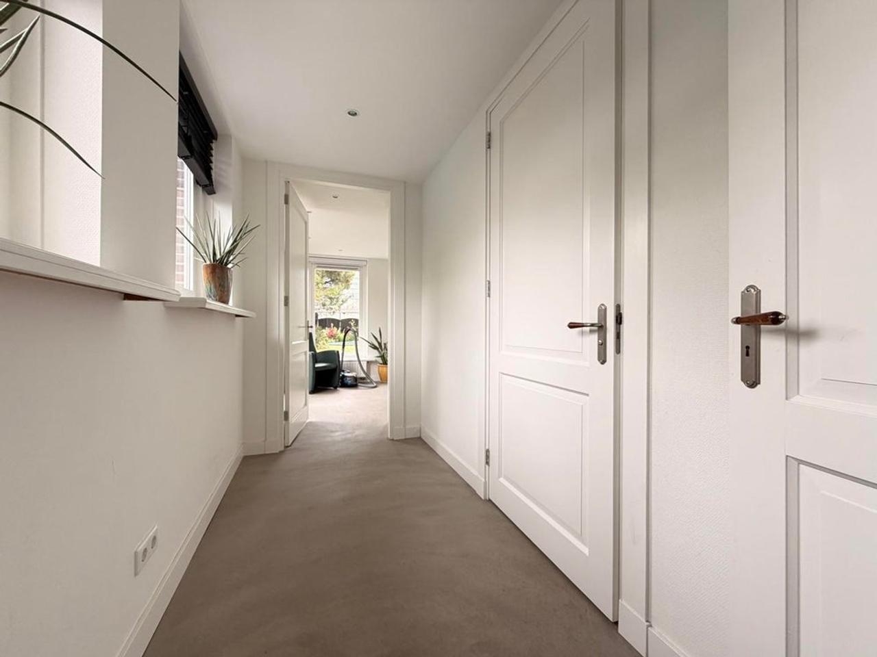 Detached living with private mooring - Image 17