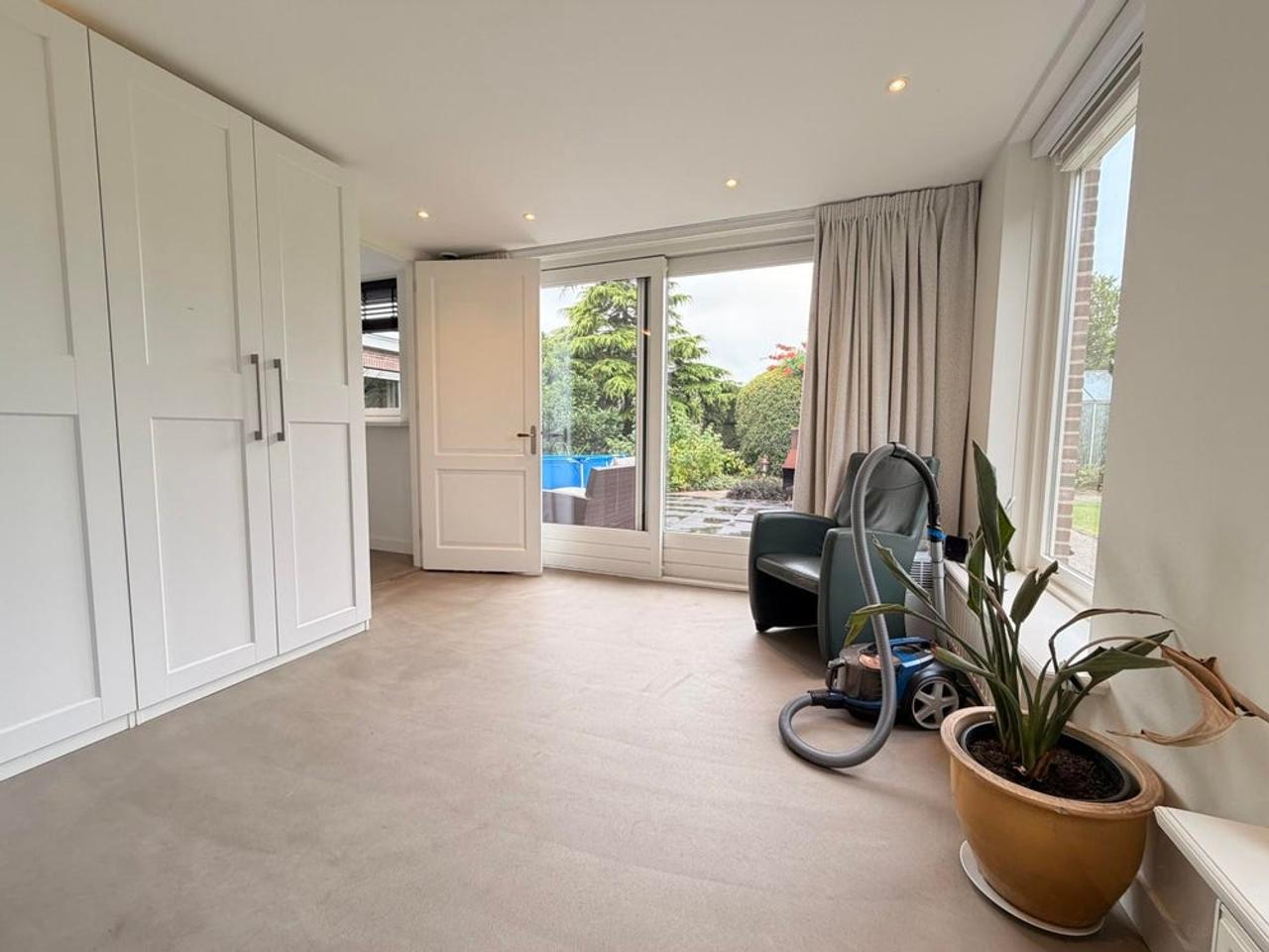 Detached living with private mooring - Image 22