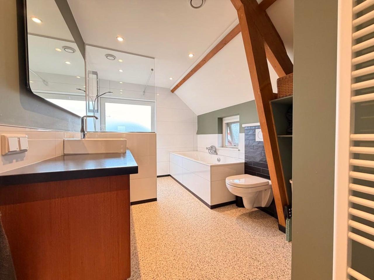 Detached living with private mooring - Image 32