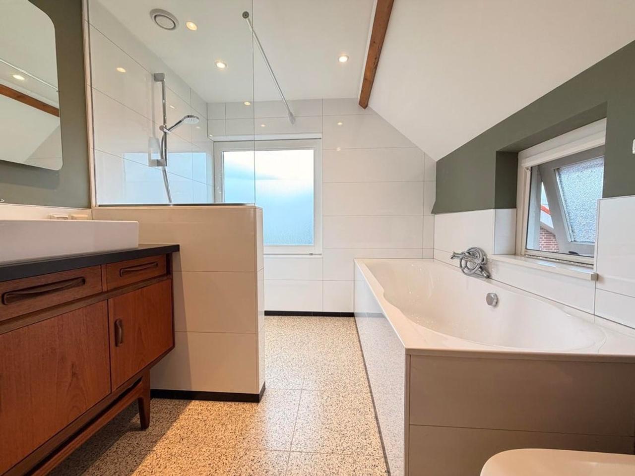 Detached living with private mooring - Image 33