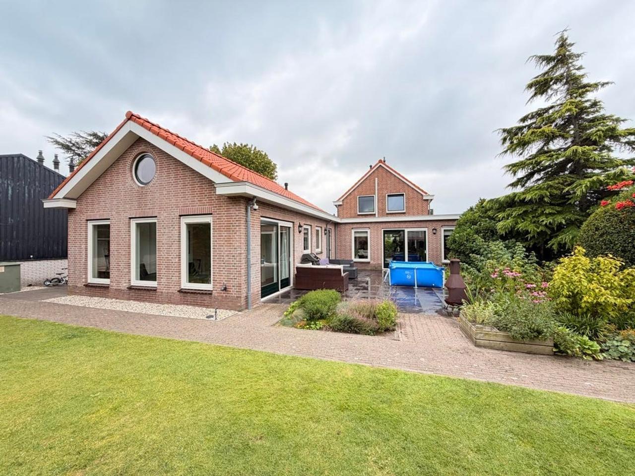 Detached living with private mooring - Image 44
