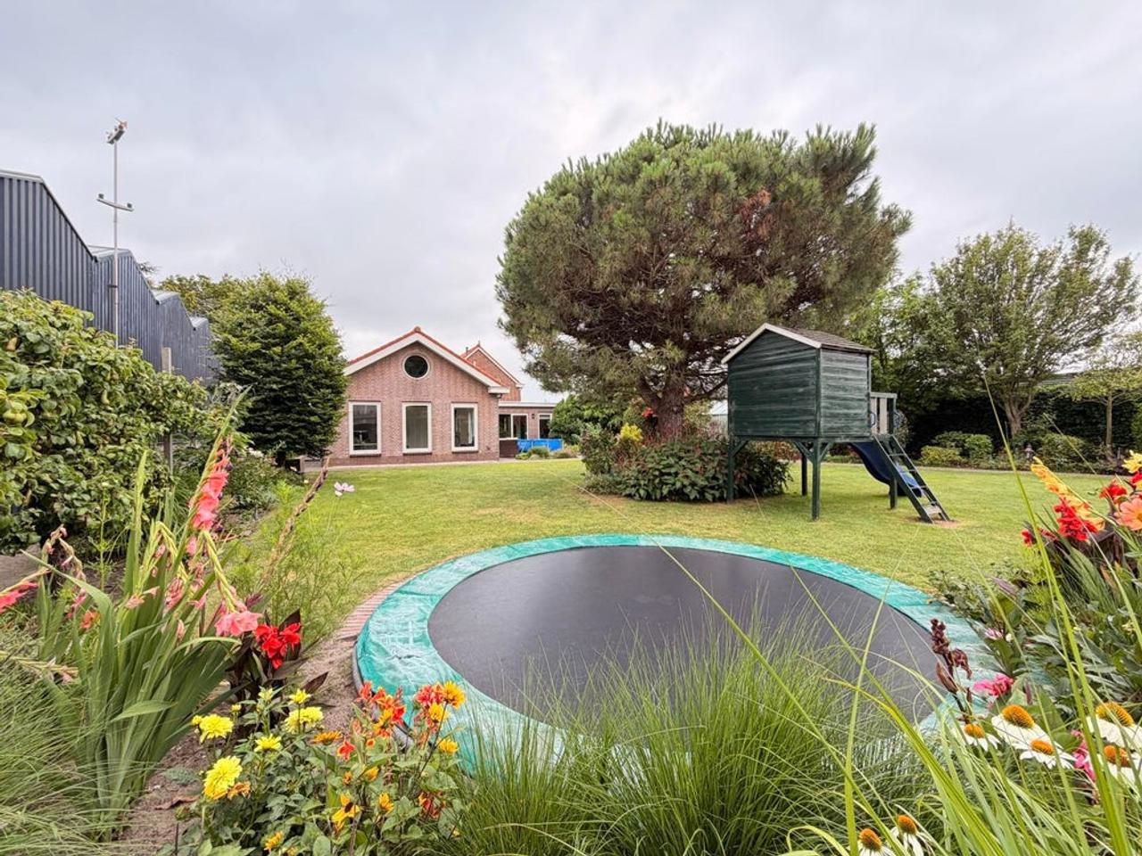 Detached living with private mooring - Image 46