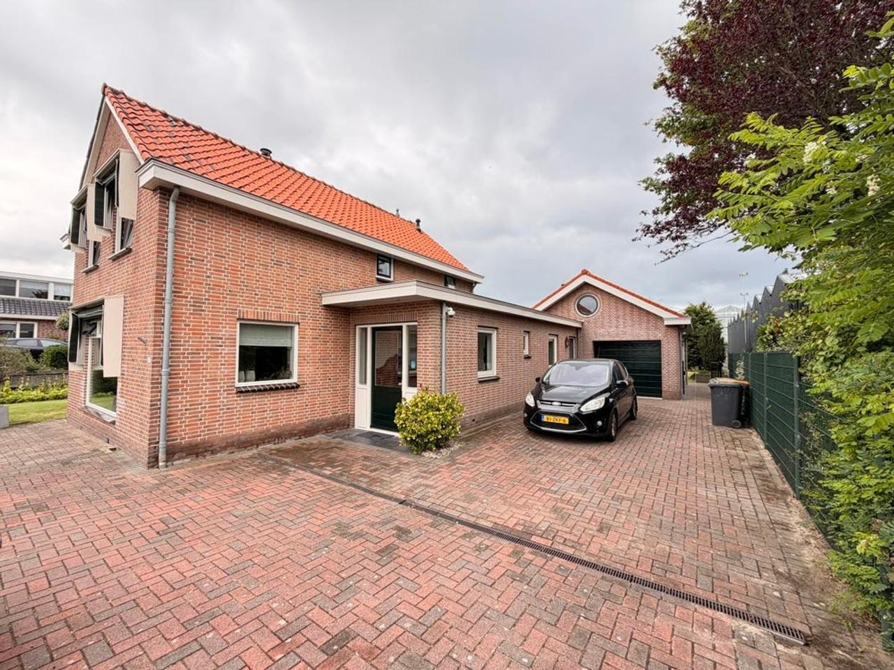 Detached living with private mooring - Image 50