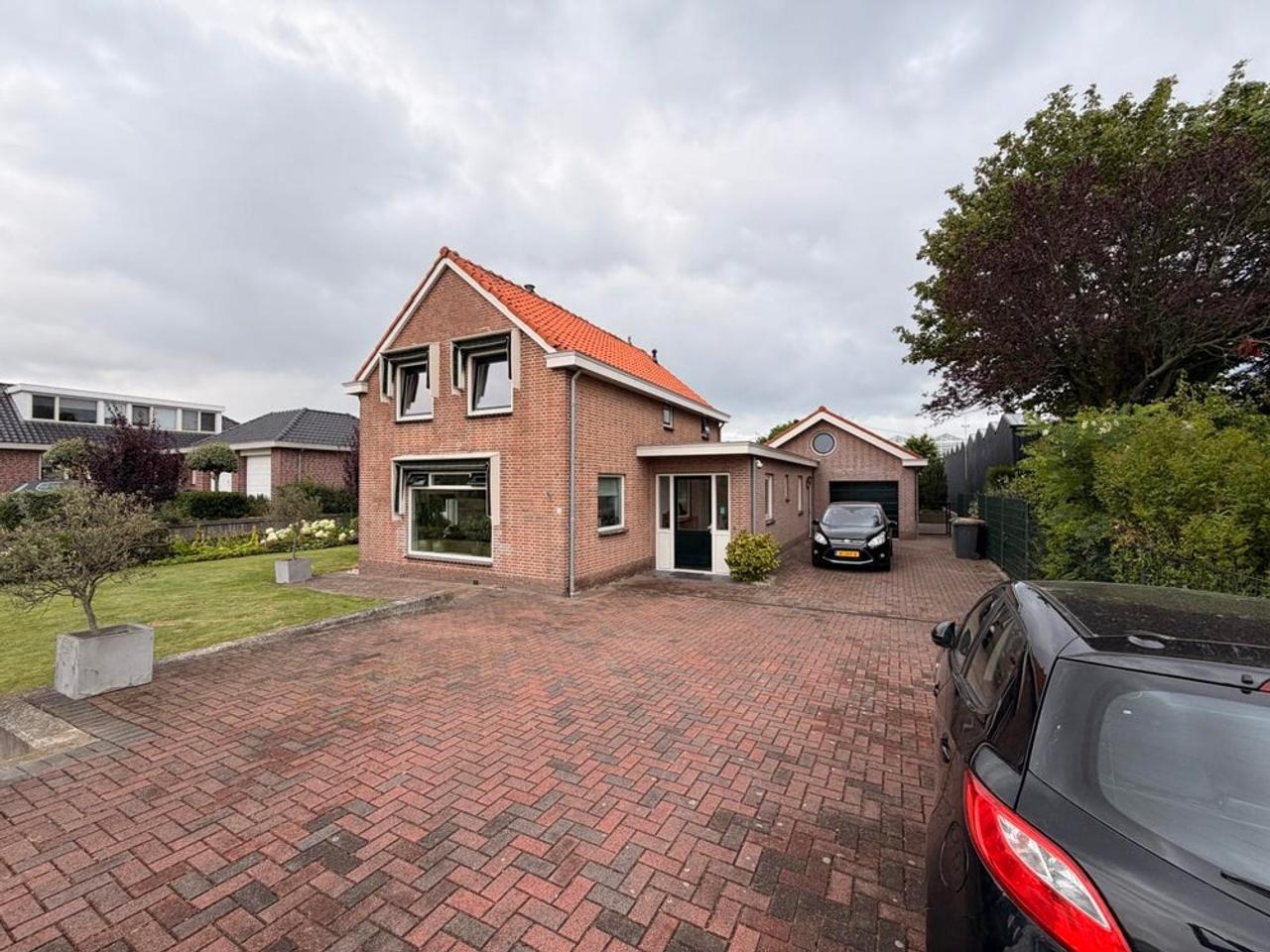 Detached living with private mooring - Image 54
