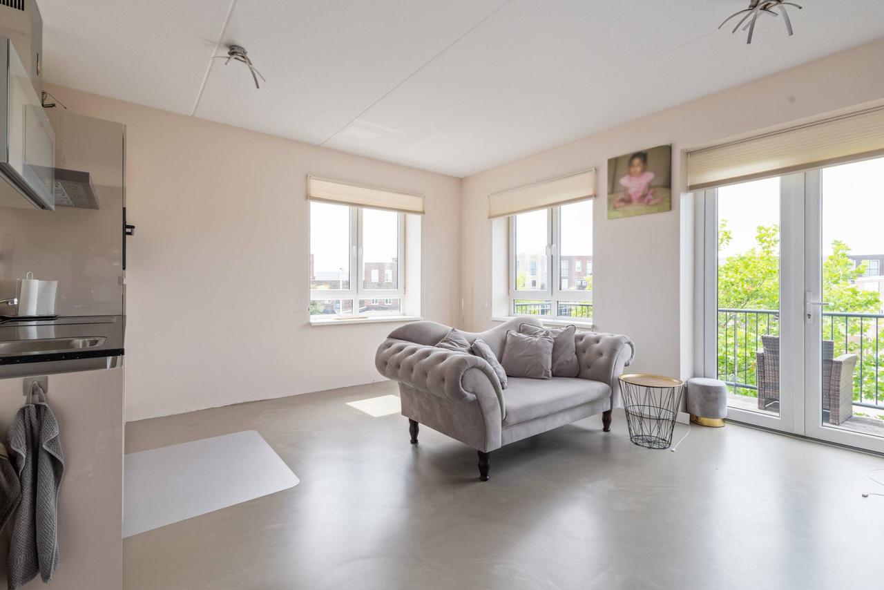 Sunny Balcony and Two Bedrooms in Almere Poort - Image 2