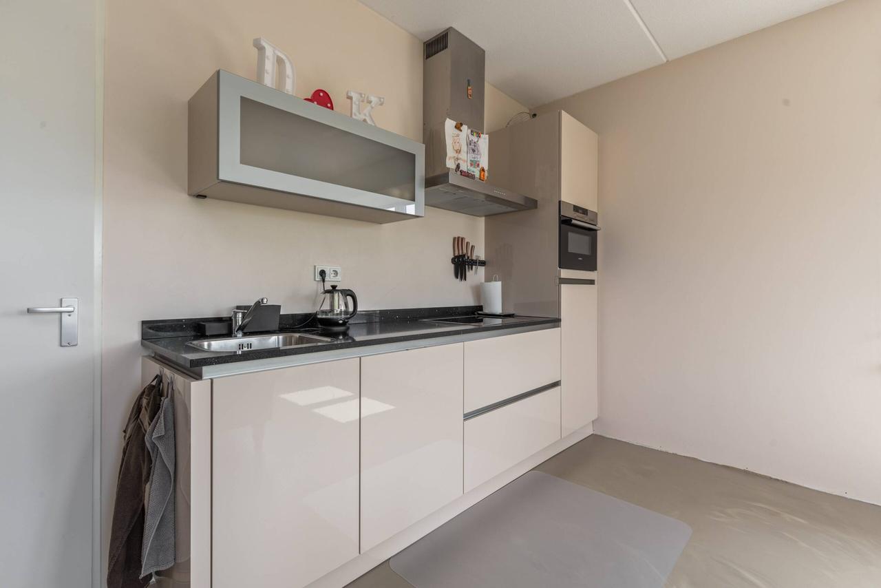 Sunny Balcony and Two Bedrooms in Almere Poort - Image 6